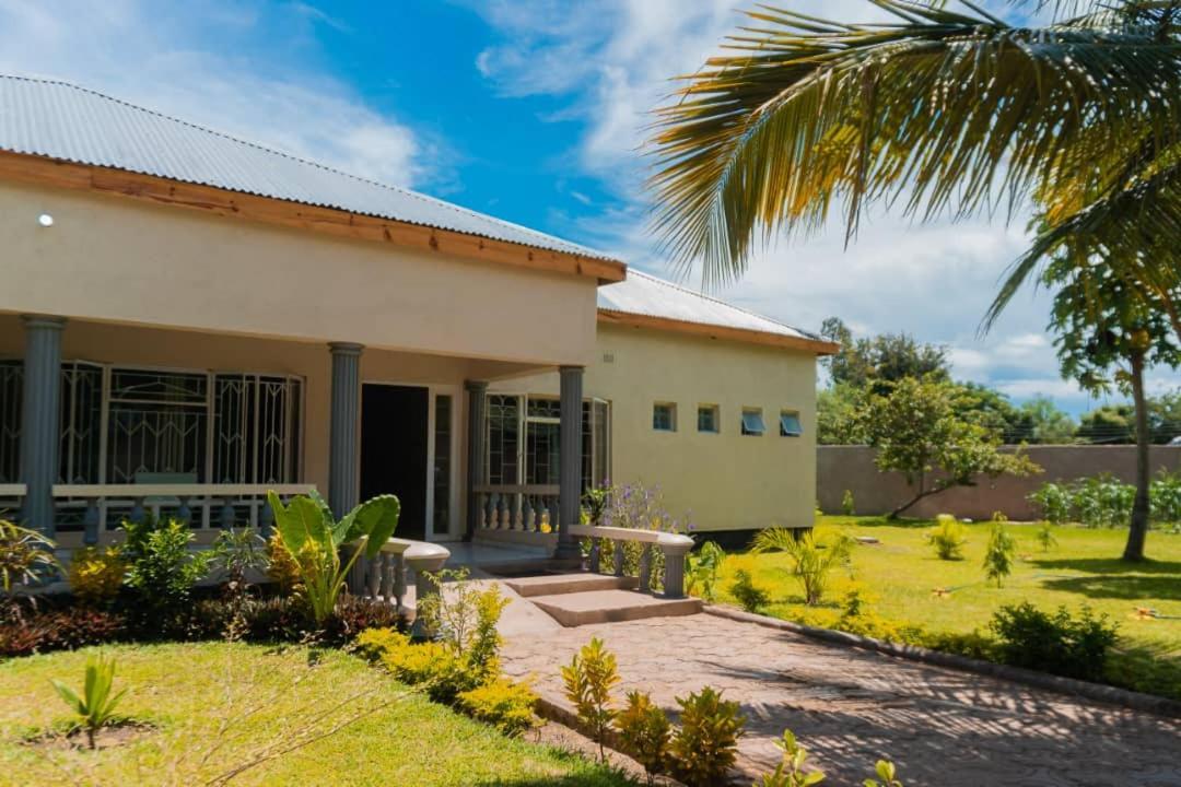 Adams Lodges Ltd Mangochi Exterior photo